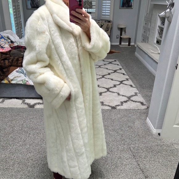 Terry Lewis Classic Luxuries Faux Fur Coat Winter White Ribbed Longline Coat - Picture 12 of 12